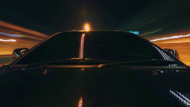 详情图-一辆黑色汽车在夜间行驶在道路上