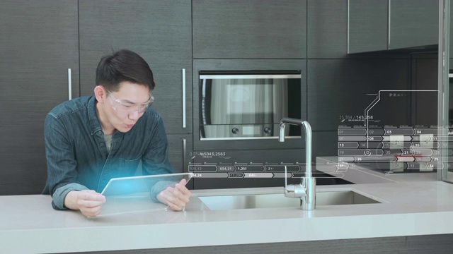 详情图-亚洲人拥有高科技智能小工具技术，在家厨房工作，商业投资图表3D未来虚拟全息图，金融互联网银行报告数据管理技术