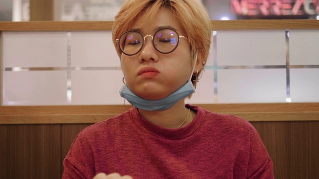 在酱油里蘸饺子的女人