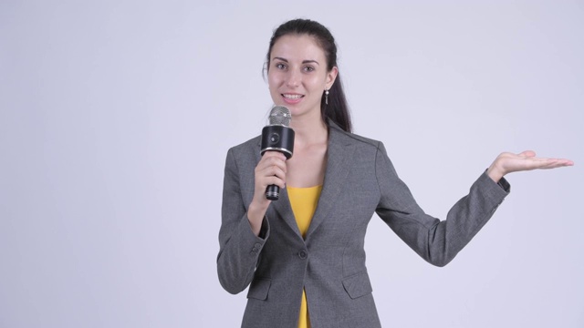 年轻美丽的女商人当新闻播音员