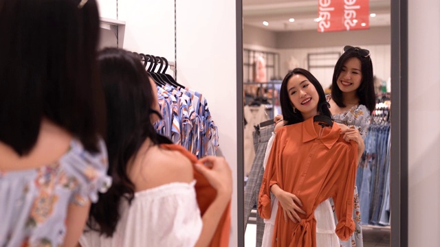 詳情圖-亞洲華人女性在服裝零售店購(gòu)物和瀏覽