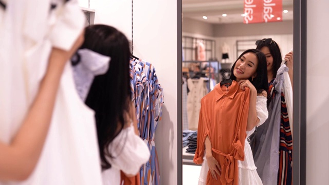 詳情圖-亞洲華人女性在服裝零售店購(gòu)物和瀏覽