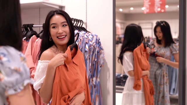 詳情圖-亞洲華人女性在服裝零售店購(gòu)物和瀏覽
