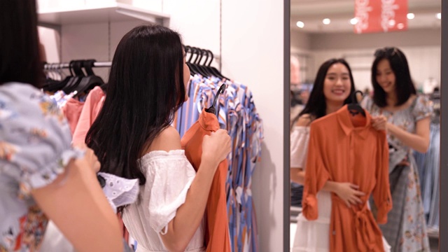 詳情圖-亞洲華人女性在服裝零售店購(gòu)物和瀏覽