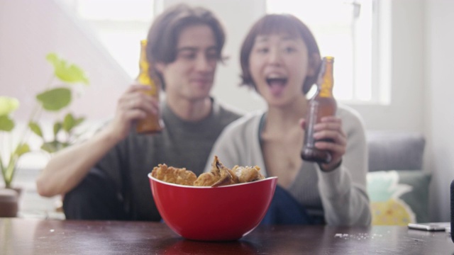 年輕的成年異族夫婦在圣誕夜祝酒(kampai)