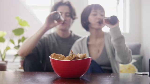 詳情圖-年輕的成年異族夫婦在圣誕夜祝酒(kampai)