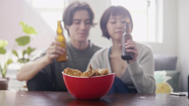 詳情圖-年輕的成年異族夫婦在圣誕夜祝酒(kampai)