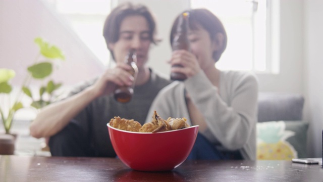 詳情圖-年輕的成年異族夫婦在圣誕夜祝酒(kampai)
