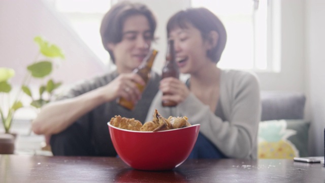 詳情圖-年輕的成年異族夫婦在圣誕夜祝酒(kampai)