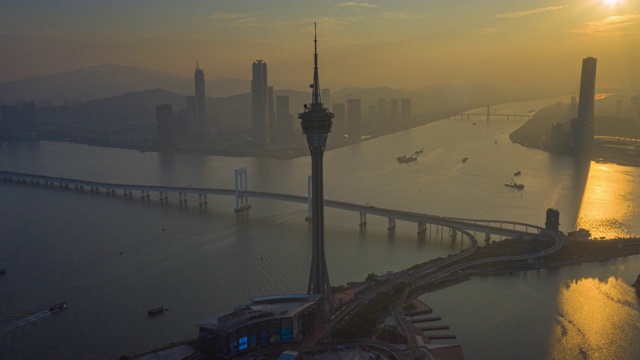 日落时分，中国香港岛附近的澳门城市和摩天大楼
