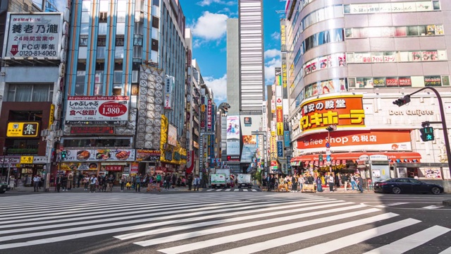 在日本东京新宿区哥斯拉路购物街上行走的行人，4K延时:缩小交通和人群