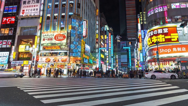 交通和人群行人走在新宿哥斯拉路的购物街上，日本东京