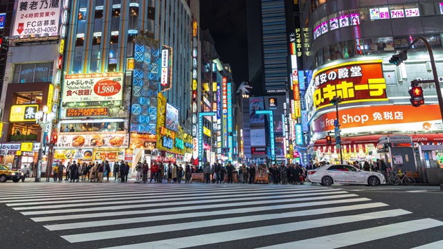 详情图-交通和人群行人走在新宿哥斯拉路的购物街上，日本东京