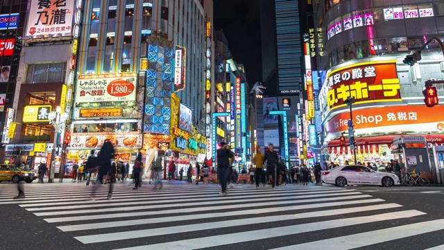 详情图-交通和人群行人走在新宿哥斯拉路的购物街上，日本东京