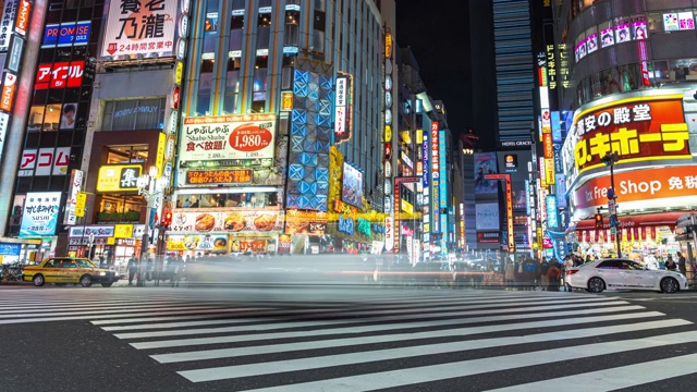 详情图-交通和人群行人走在新宿哥斯拉路的购物街上，日本东京