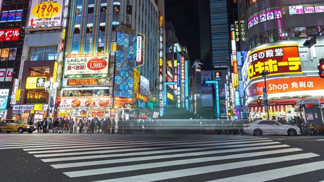 详情图-交通和人群行人走在新宿哥斯拉路的购物街上，日本东京