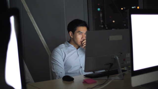 晚上工作的亚洲商人