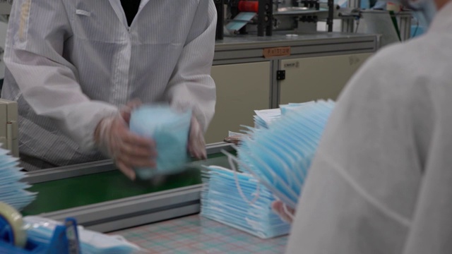 详情图-车间里成堆的医用口罩。生产医用服装。Covid19
