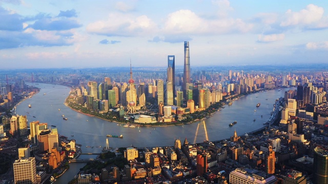 无人机拍摄:实时，ZO, 4K航拍日落时上海天际线，中国。