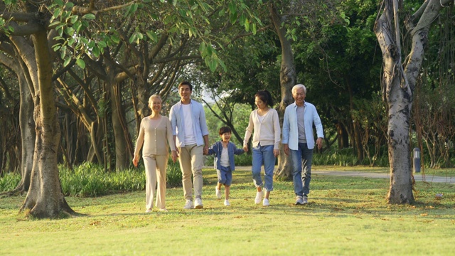 三代人在公园散步