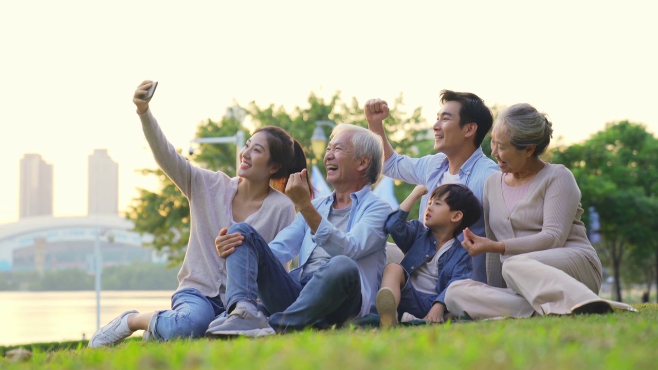 亚洲家庭在公园户外自拍