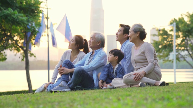 詳情圖-亞洲家庭在公園戶外放松