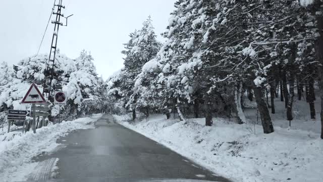 在冬天雪地里驾驶- 4k帧率60fps