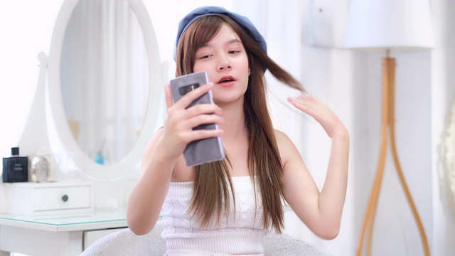 美妆微博网红制作化妆品讲解视频。个人化妆视频博客。年轻的亚洲女性影响美容时尚博主。