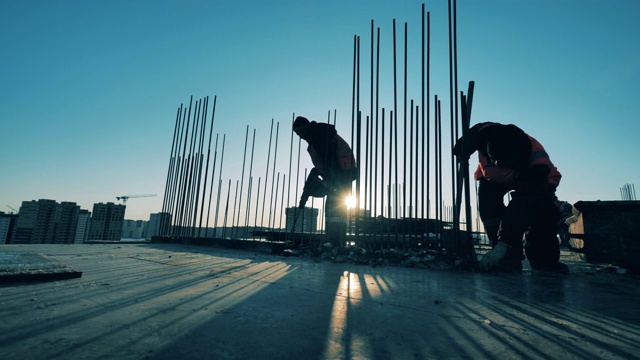 詳情圖-工人們正在建筑工地上鏟去碎混凝土