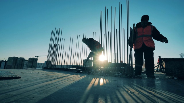 詳情圖-工人們正在建筑工地上鏟去碎混凝土