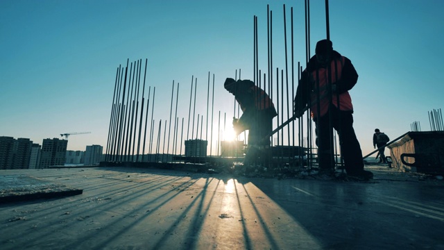 詳情圖-工人們正在建筑工地上鏟去碎混凝土