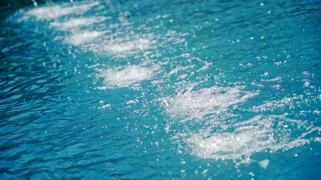 水流群以慢镜头落入池塘