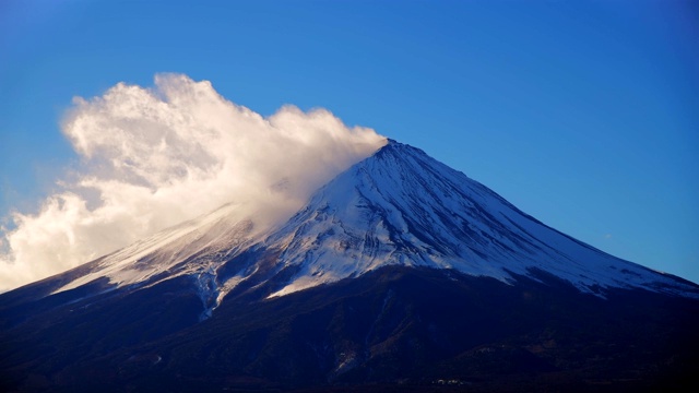 詳情圖-日本川口町，日落時(shí)富士山上翻滾的云