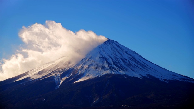 詳情圖-日本川口町，日落時(shí)富士山上翻滾的云
