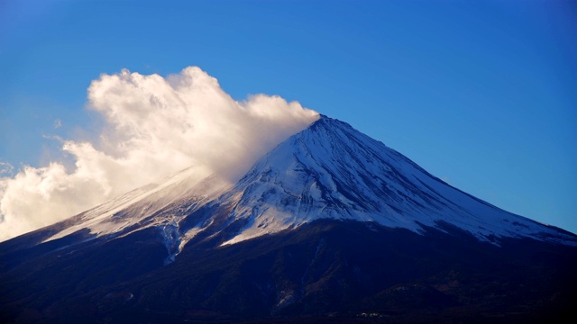 詳情圖-日本川口町，日落時(shí)富士山上翻滾的云
