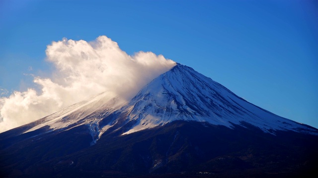 詳情圖-日本川口町，日落時(shí)富士山上翻滾的云