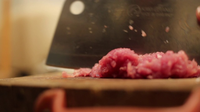 厨师正在切猪肉。