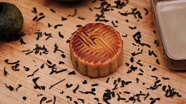 月饼，中秋节的传统食品。