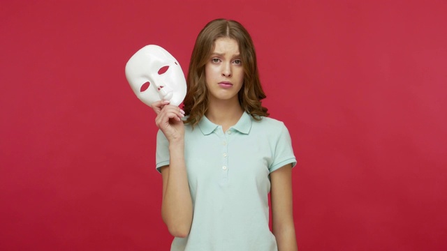 骗子，沟通中的虚伪。年轻的褐发女人在polo t恤去除面罩