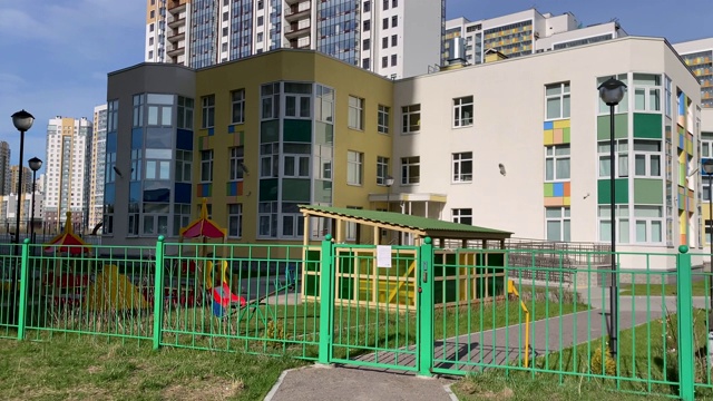 在隔离冠状病毒期间，关闭空游乐场，没有儿童在Covid - 19大流行期间，非典-cov-2，红色禁带