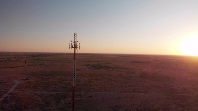 日落时的5G基站:用于移动电话和视频数据传输的蜂窝通信基站