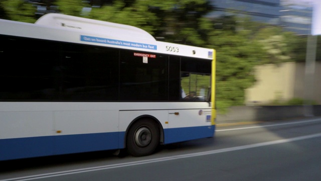 詳情圖-一輛公共汽車進(jìn)入隧道
