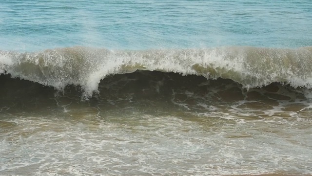 湛蓝的海浪在迈考海滩上翻滚