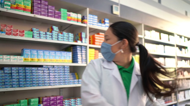 详情图-女药剂师给顾客配药