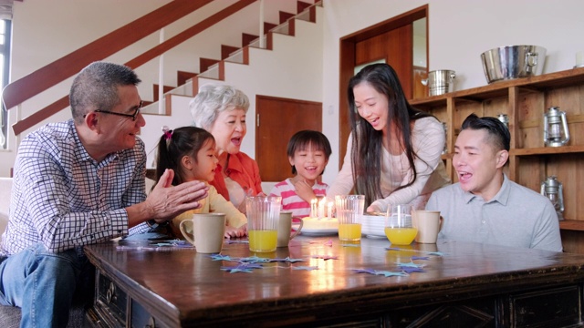 多代同堂的中国家庭在家为孩子庆祝生日