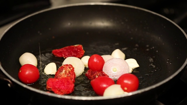 准备和烹饪虾与蔬菜