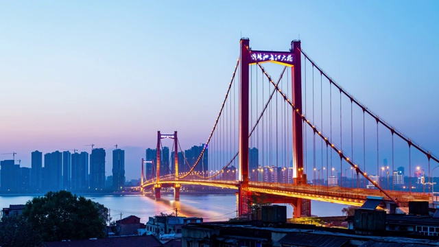 武汉城市的变迁，天际线和建筑的全景