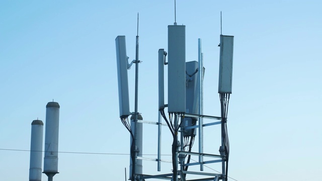 5G通信塔位于建筑顶部
