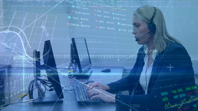 详情图-动画白种人妇女戴着耳机和使用电脑对统计和数据记录