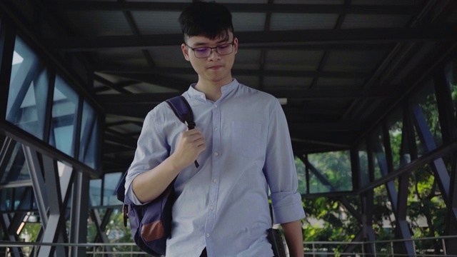 男大学生早上冲进教室，赶在上课前赶到学校